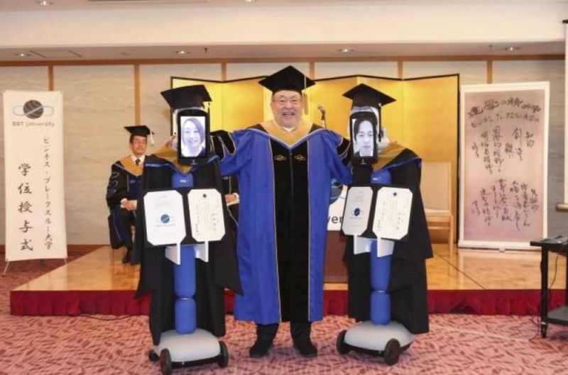 Університет в Японії провів випускний за допомогою роботів