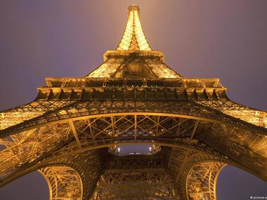 Для економії енергії: у Парижі зменшать освітлення Ейфелевої вежі