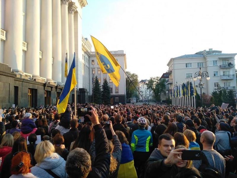 На Банковій у Києві сотні людей подякували Порошенку (відео)