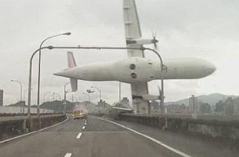 У столиці Тайваню літак впав у річку: є жертви (відео)