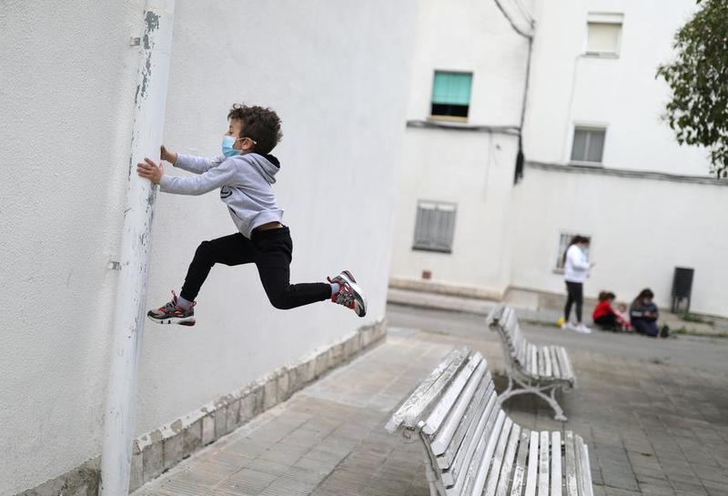В Іспанії дітям дозволили гуляти на вулиці. Фото