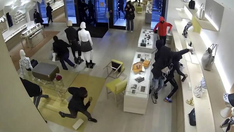 Чикаго: 14 злодіїв серед білого дня пограбували магазин Louis Vuitton