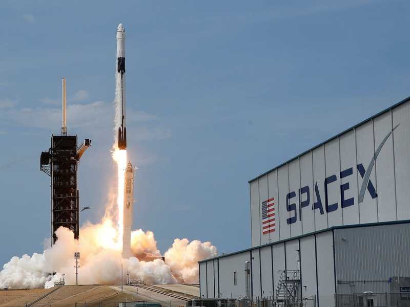 SpaceX планує відправити у космос перший цивільний екіпаж