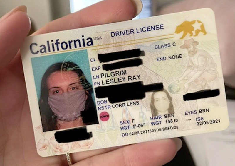 У Каліфорнії жінка отримала водійське посвідчення з її фотографією у масці