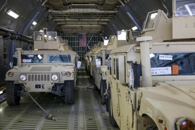 До України прибула перша партія автомобілів Humvee.