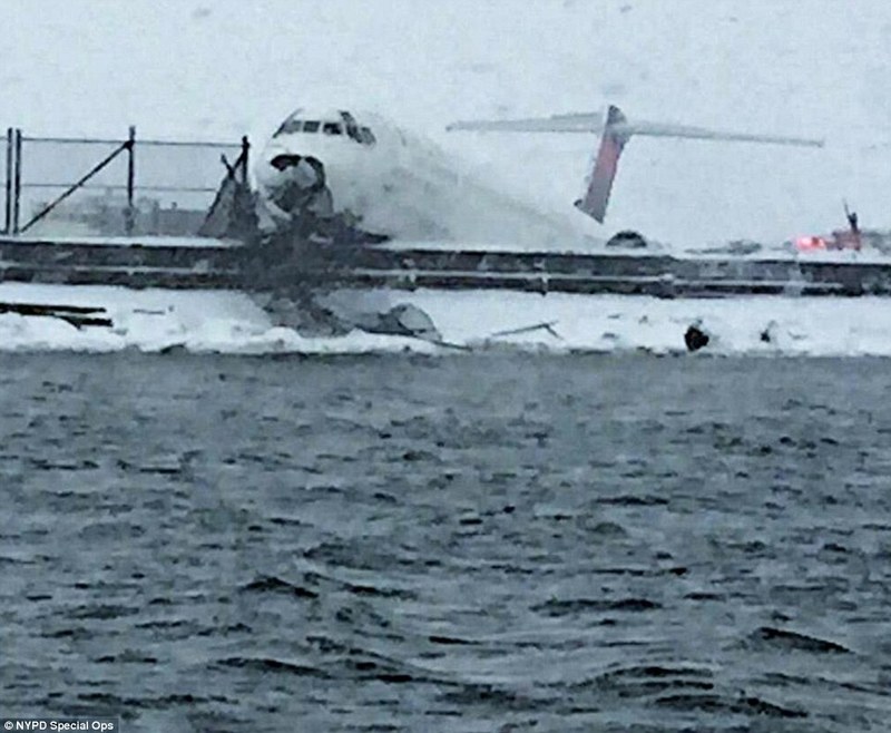 Пасажирський літак потрапив в аварію в аеропорту Нью-Йорка (фото, відео)