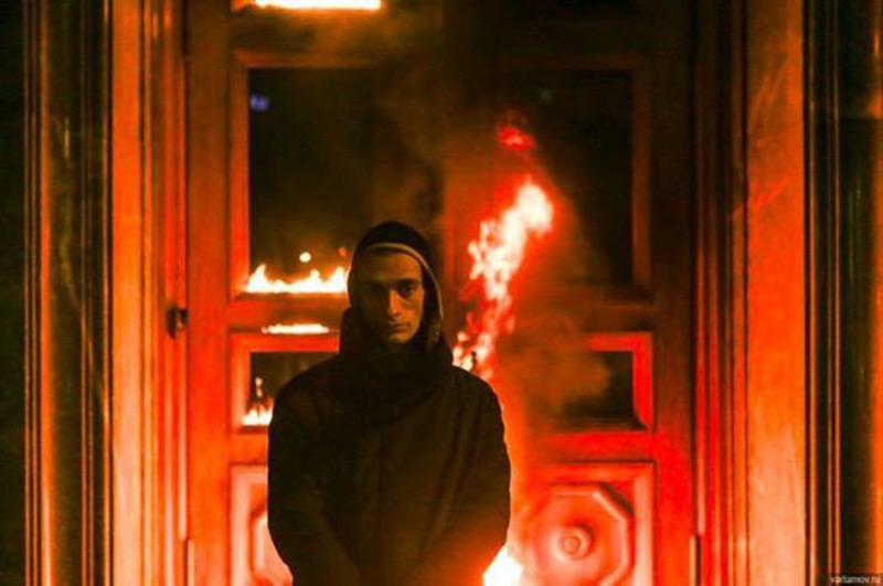 Скандальний художник підпалив двері ФСБ у Москві (відео)