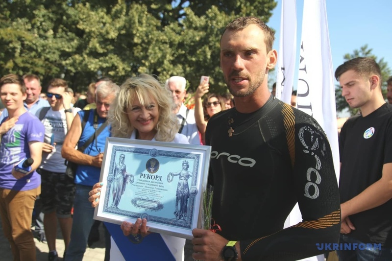 Українець встановив рекорд, пропливши Дніпром 900 км