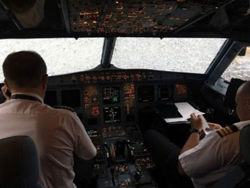 Ukrainian pilot makes miraculous blind landing of damaged plane in Turkey