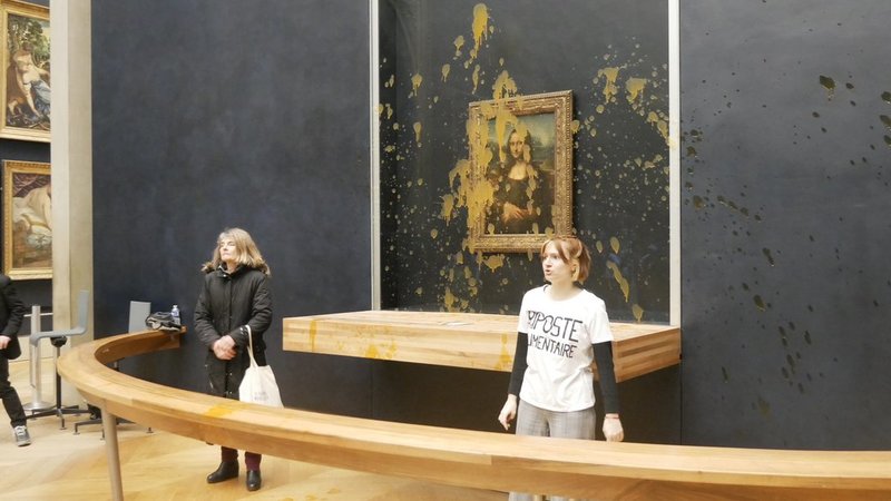 У Луврі екоактивістки облили супом «Мону Лізу» Леонардо да Вінчі