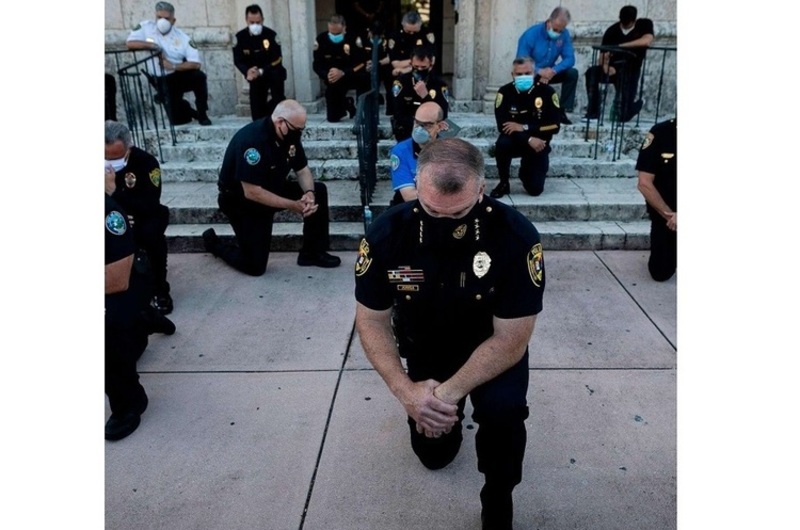 Поліція США на колінах -  масова підтримка протестувальникам. Фото. Відео