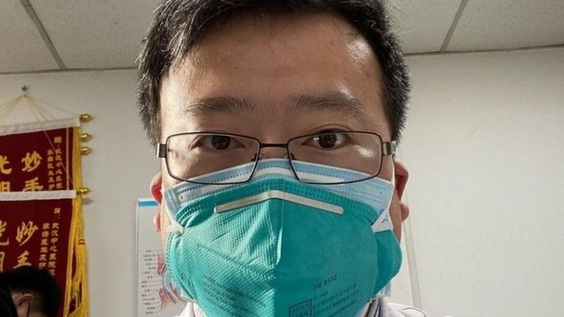 У Китаї помер лікар, який попереджав про спалах коронавірусу