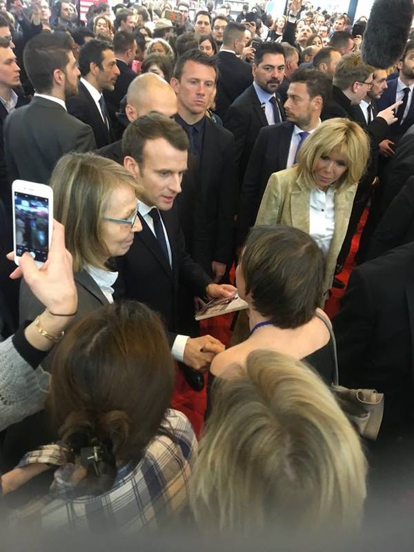 Ірена Карпа подарувала президенту Франції книгу Олега Сенцова