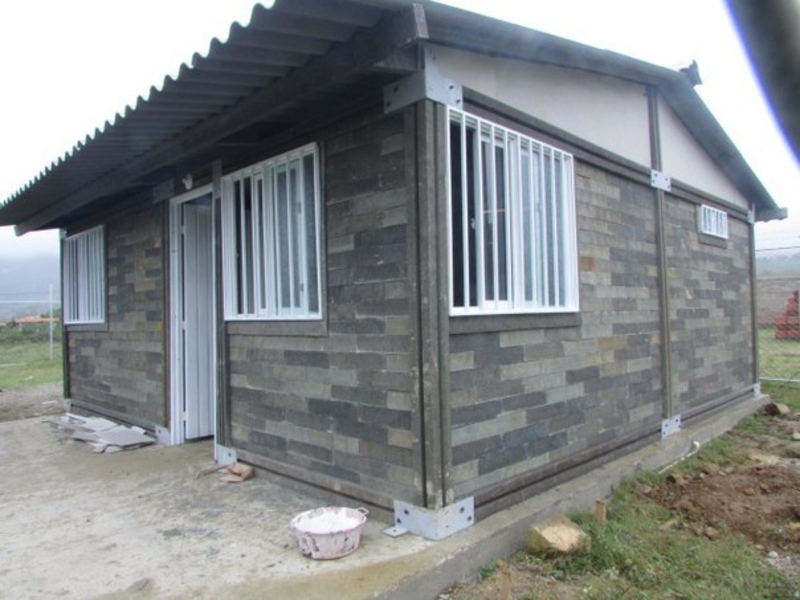 Колумбієць будує будинки для бездомних з переробленого пластику