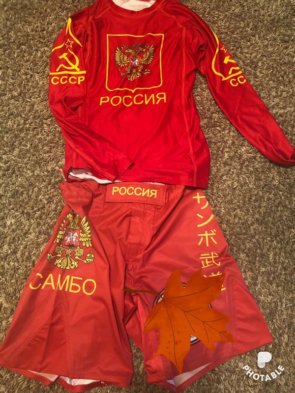 У США дітей примушують одягати спортивну форму з російською символікою