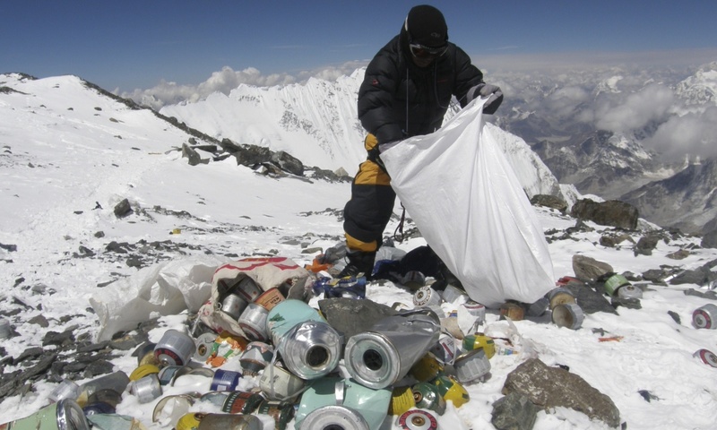 На Евересті зібрали п'ять тонн сміття