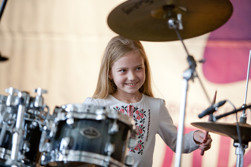 9-річна українка виконала рок-версію “Щедрика”