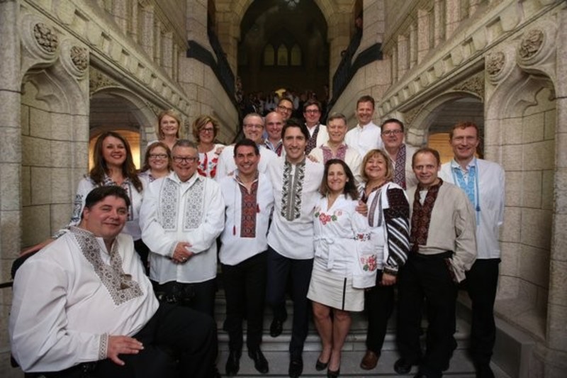 Прем'єр Канади та інші міністри прийшли на роботу в вишиванках (фото)