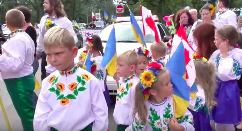 Сотні тисяч українців вийшли на вулиці Торонто (відео).