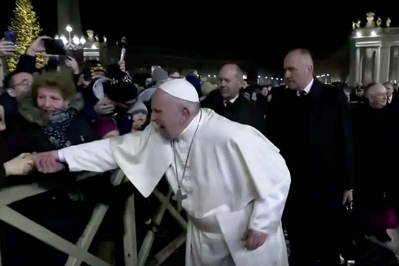 Папа Римський вдарив нав'язливу вірянку по руках. Відео