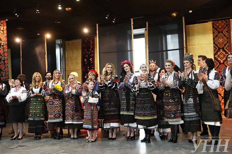Відомі українці продефілювали в унікальних вишиванках (фото, відео)