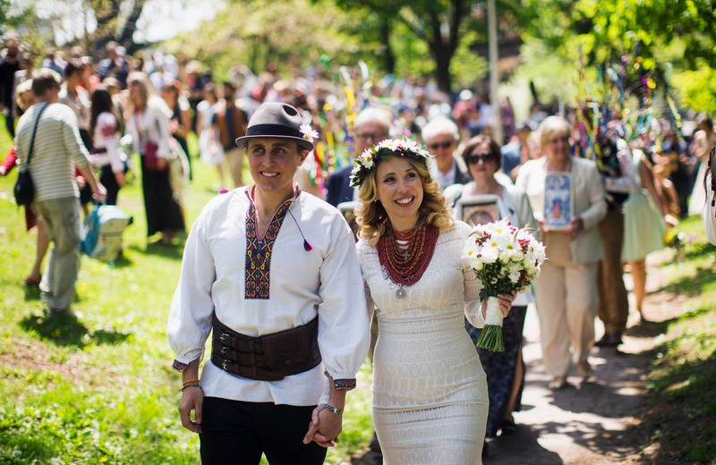 From Maidan to marriage: Couple meet at Ukrainian uprising, wed in Toronto park