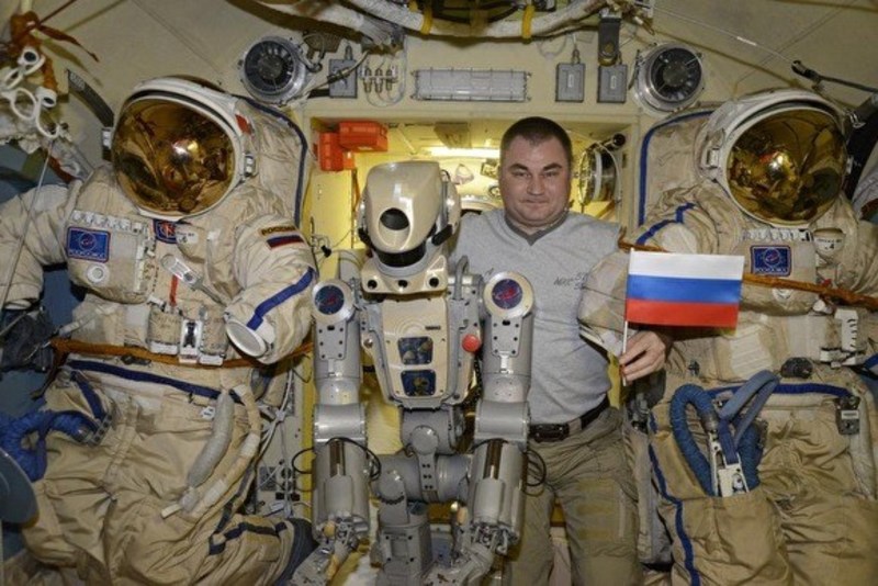 Космонавт тільки з 15 спроби запустив робота Федора