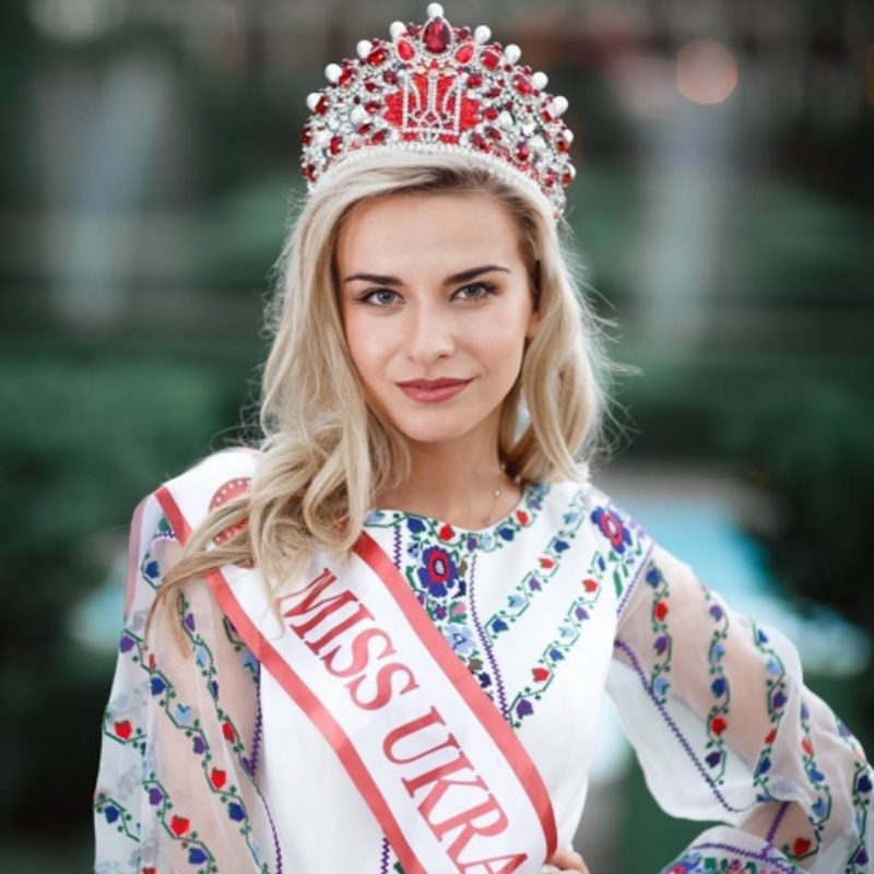 Міс Українська Канада вразила весільним образом