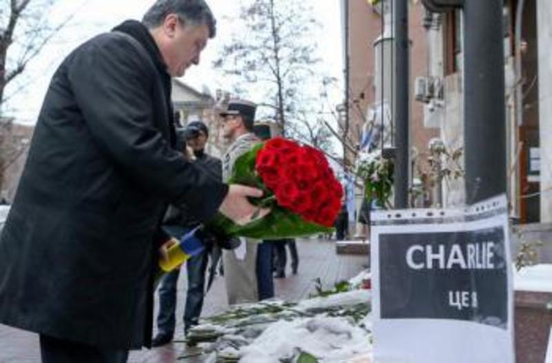 Порошенко вшанував пам'ять загиблих в результаті теракту в Парижі 7 січня