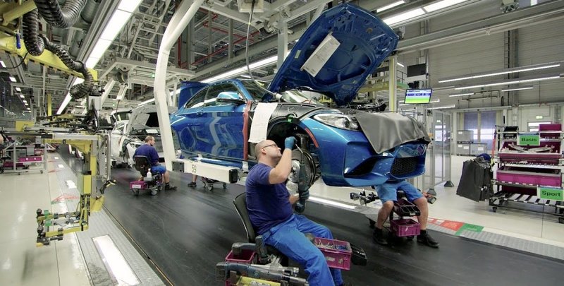 Volkswagen та BMW призупинили виробництво в Європі через брак запчастин з України