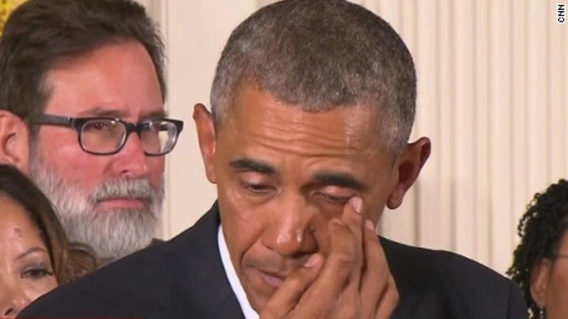 Емоційний Обама розплакався, згадуючи жертв стрілянин (відео)