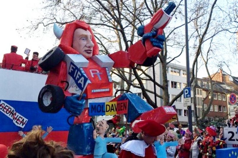 На фестивалі в Німеччині скульптори досхочу познущалися над "великим" Путіним (фото)