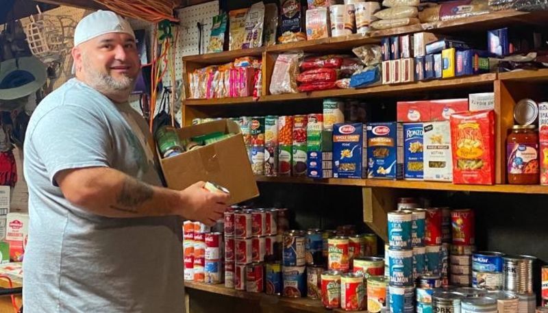 Безробітний у США відкрив безкоштовний магазин у своєму гаражі на тлі пандемії