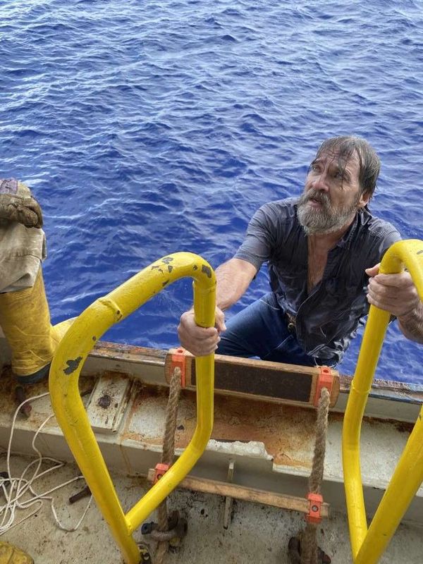Біля берегів США врятували 62-річного моряка, який два дні дрейфував на своїй яхті, що перевернулася