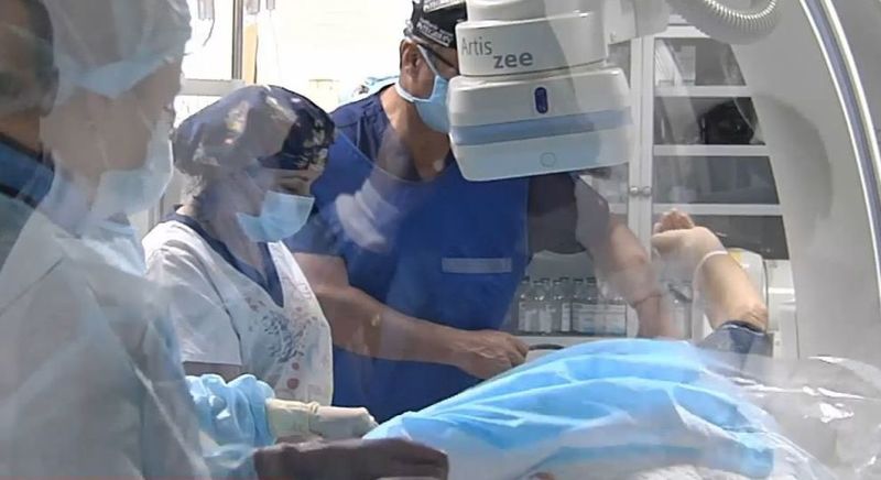 Українські хірурги вперше замінили серцевий клапан 97-річній пацієнтці