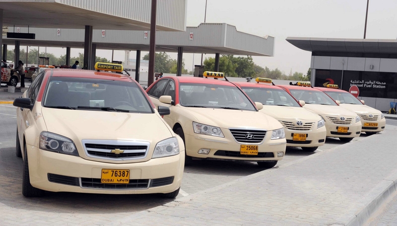 Таксист з ОАЕ повернув своєму клієнту забуті півмільйона доларів