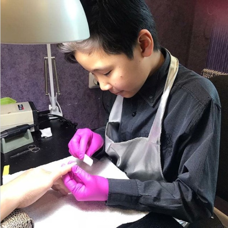 У Казахстані 12-річний хлопчик робить манікюр, щоб оплатити лікування братика