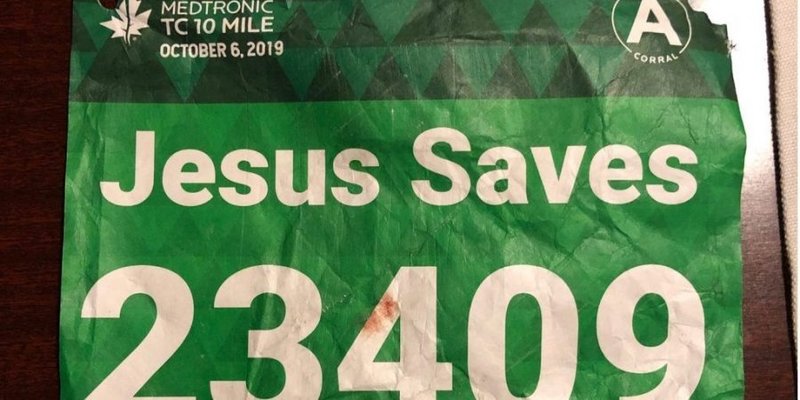 Бігуна з наліпкою «Ісус рятує»  врятував інший бігун на ім'я Ісус