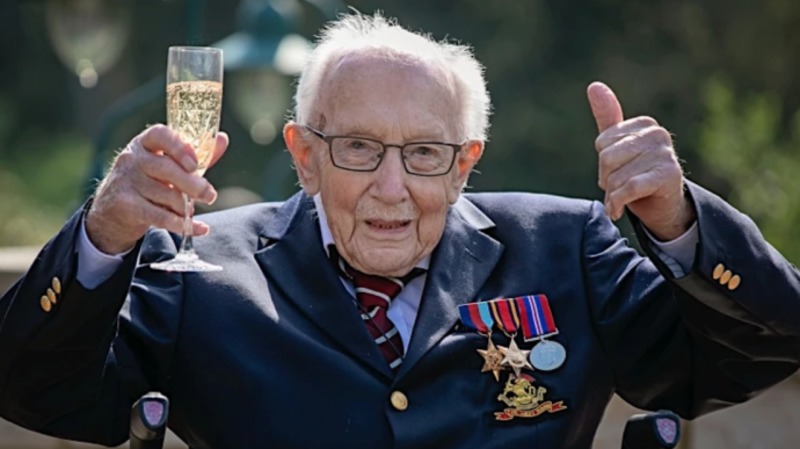 Британський ветеран, який зібрав мільйони для медиків, помер через COVID-19