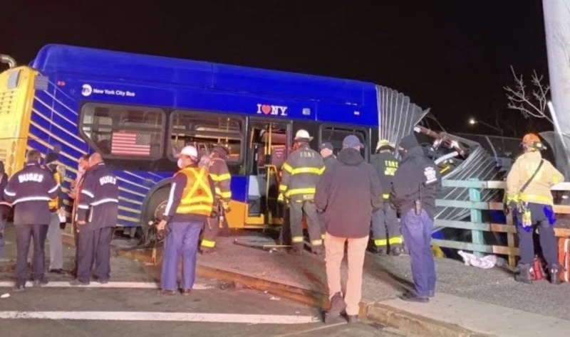 У Нью-Йорку автобус вилетів з естакади та повис, переламавшись навпіл