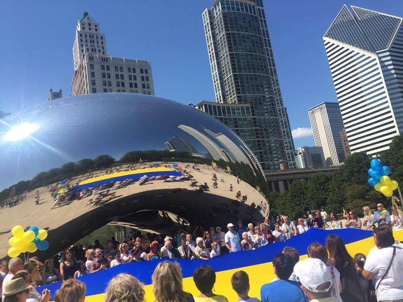 Знаменита скульптура Чикаго стала синьо-жовтою до дня Незалежності України