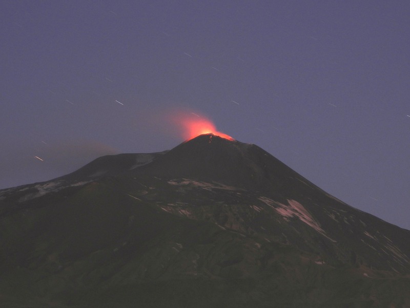 На Сицилії прокинувся найактивніший вулкан Європи — Етна