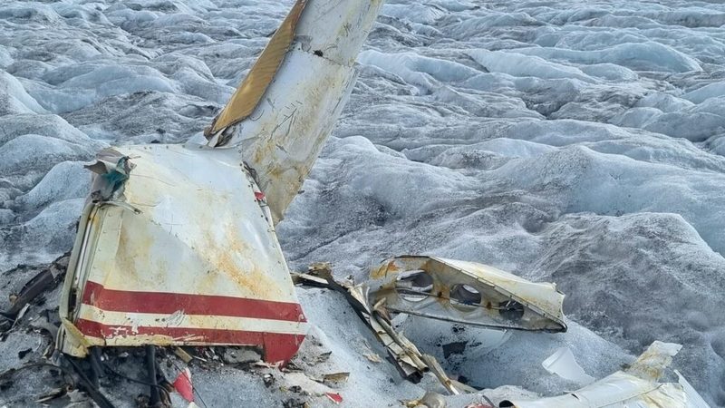 У льодовику знайшли рештки літака, що розбився в 1968 році