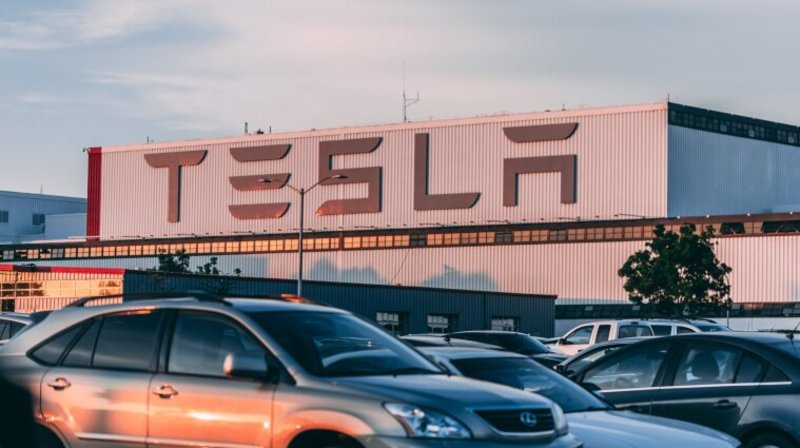 Tesla перестала приймати платежі за авто у біткоїнах