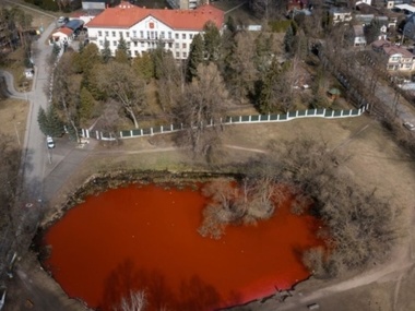 Воду у ставку біля посольства рф у Вільнюсі пофарбували у кривавий колір