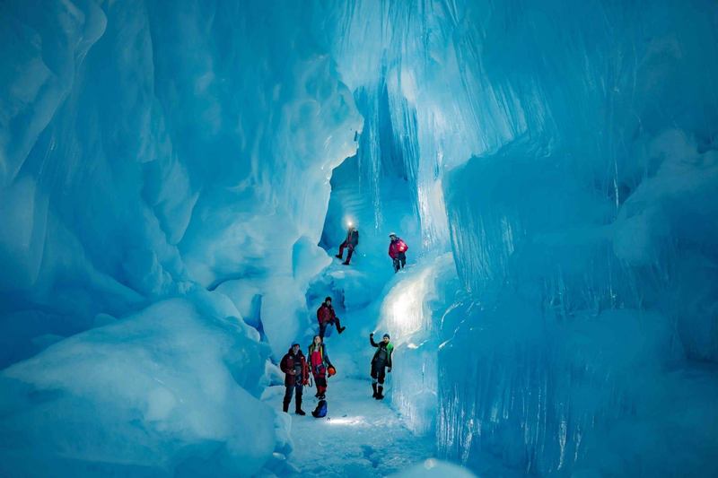 Українські полярники знайшли льодовикову печеру в Антарктиді