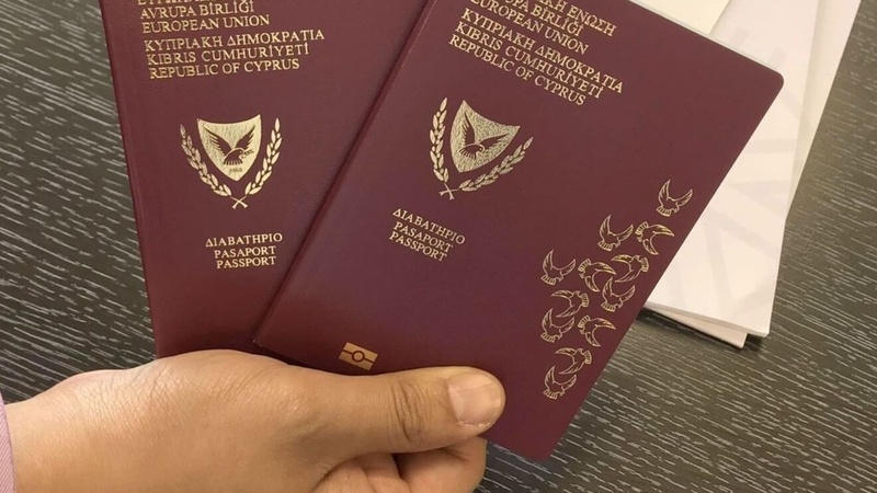 Кіпр припинив видавати "золоті паспорти"