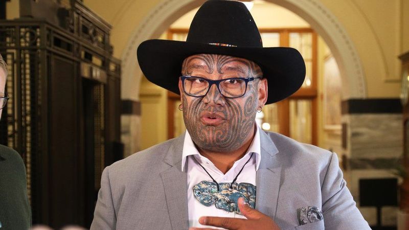 Депутата вигнали з парламенту Нової Зеландії за відмову одягнути краватку