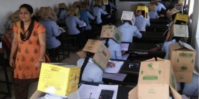 В Індії студентів змусили складати іспит з коробкою на голові