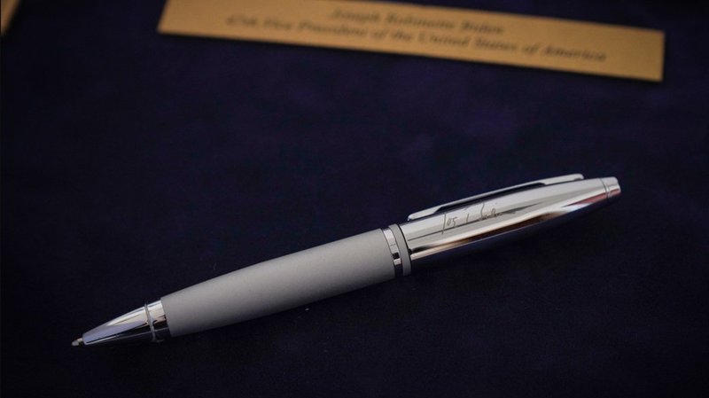 Ручку Байдена виставили на аукціон - кошти підуть на підтримку ЗСУ